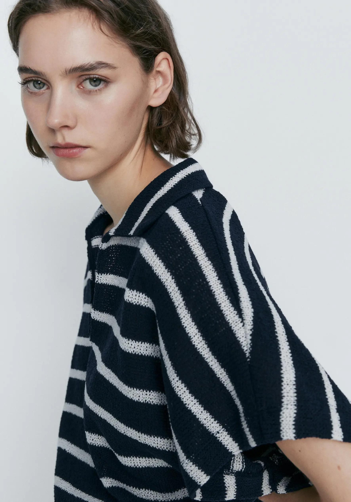Robe droite col V de profil