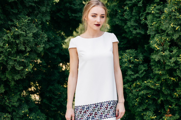 Comment porter une robe droite