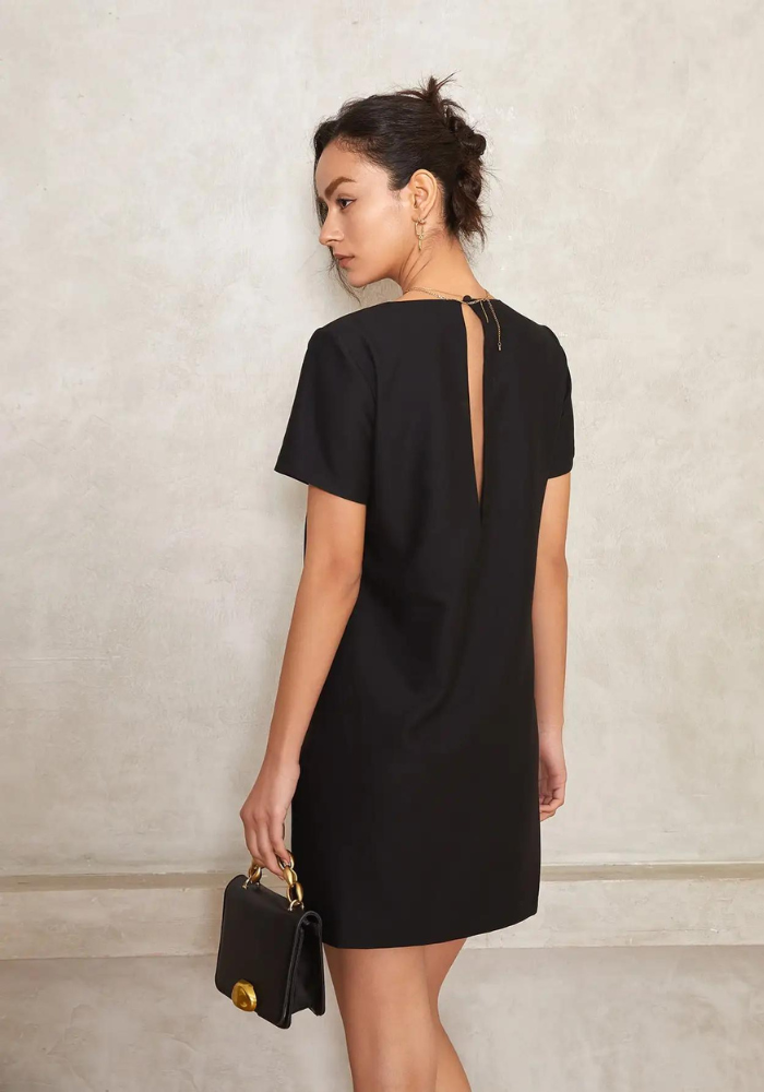 Robe droite noire chic de dos